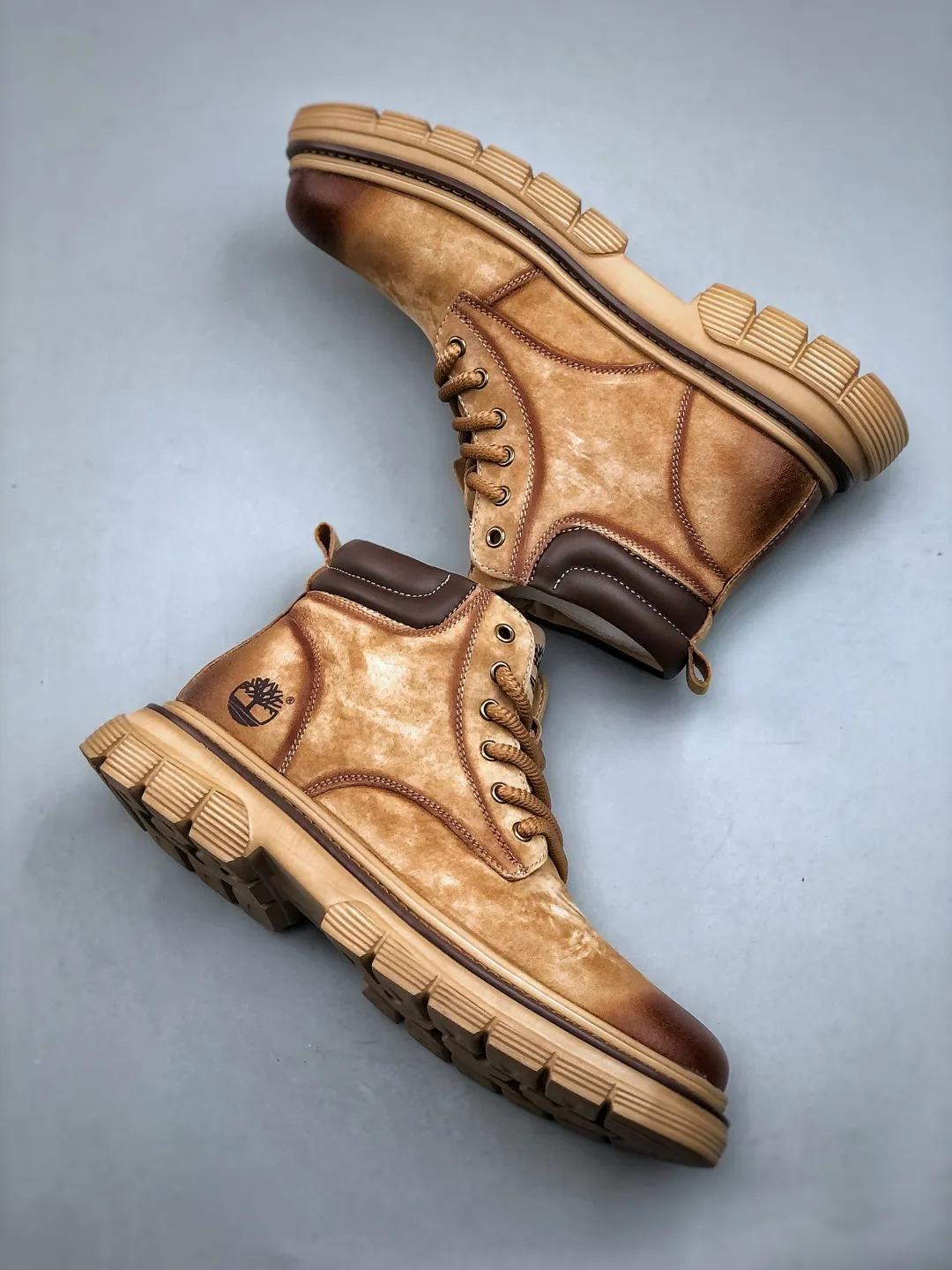 Welfare special price 💰480 #Timberland Timberland/Timberland new autumn and winter products (plush lining🔥warm and heat-locking) autumn and winter must-have outdoor casual rhubarb boots series #Guangdong Dachang quality, original box and original packaging, fashionable and trendy matching, the fabric is made of Italian 🇮🇹 top frosted fine-grained cowhide, lightweight outsole, with anti-odor and anti-corrosion genuine leather latex insole, outsole and hardware are all made from OEM raw materials Same as the original Goodyear's never-opening glue process. Good products don't kill pigs. The quality of the first order is strictly controlled. Exclusively released on the entire network. The quality is beyond doubt. The full set of official website unified packaging gives you a perfect wearing experience. The quality is exquisite and durable. A must-have for sportsmen. Specializes in not being handsome. High-quality feet feel first-class. This winter, it is specially used for outdoor cold protection. Daily casual matching. Size: 39-44 (leather shoe size)